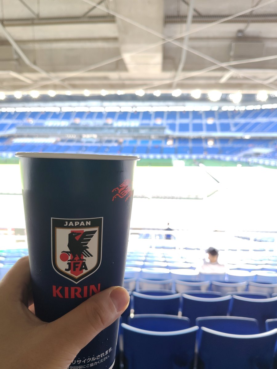 zweimiso's tweet photo. 代表をゴール裏以外で観るの初めてだ
呑むしかねえ（笑）
#サッカー日本代表 https://t.co/HMMpIUzolq