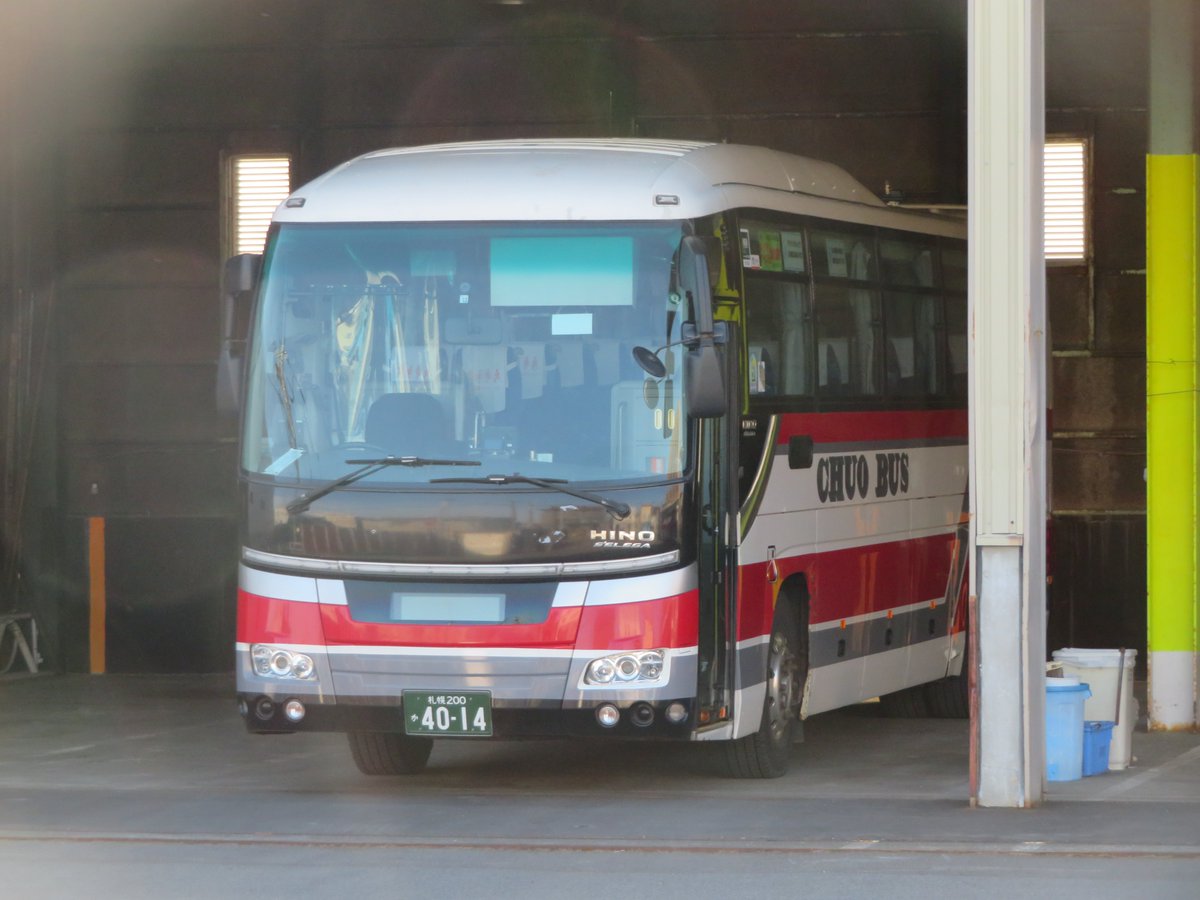 s200ka5367's tweet photo. 本日、高速るもい号（深川経由）の3往復が廃止された事により、特急はぼろ号（羽幌・幌延・豊富発着 沿岸バス運行）に振替
これに伴い、深川留萌自動車道を走行する中央バス路線が消滅となり、中央バスが留萌市内を走るのは高速るもい号（砂川・滝川経由）の2往復のみとなりました https://t.co/nf6EiGIuqM
