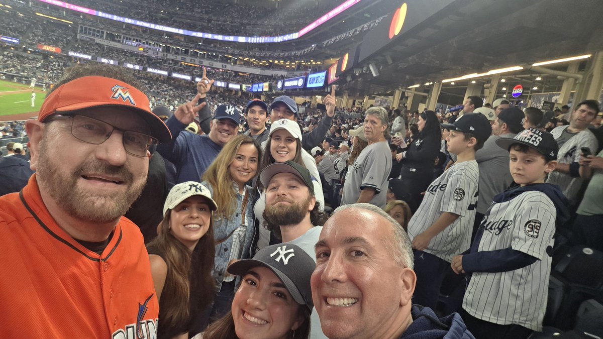 marlins_man's tweet photo. Too bad you werent on of my 12 guests tonight for legends https://t.co/vdFkYyIqJZ