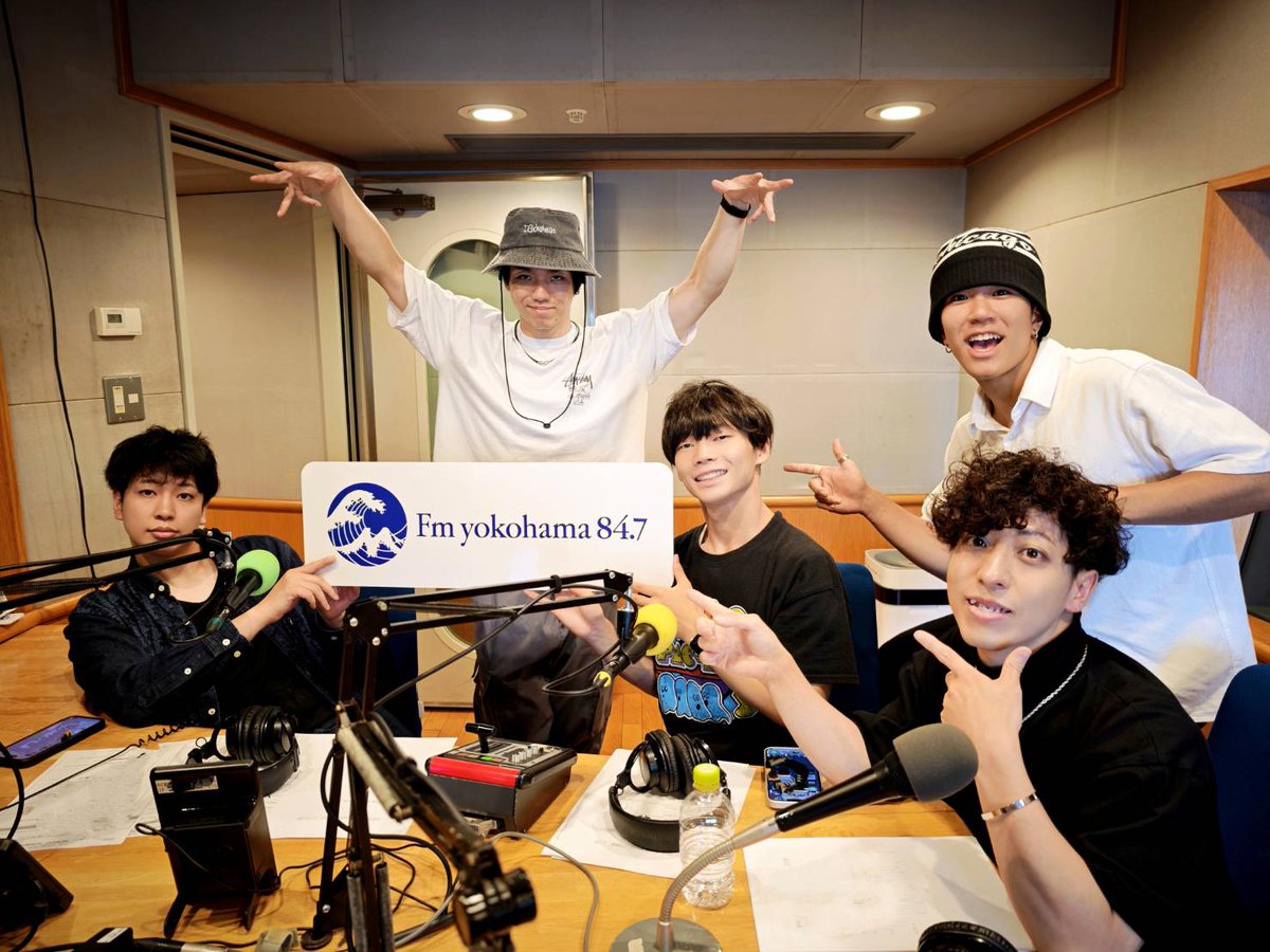 RAB_ESPICE's tweet photo. 【📢ESPICE×FMヨコハマ 新プロジェクト始動📢】

初のラジオレギュラーが決定！

FMヨコハマ『MIDNIGHT TERMINAL』にて、『SPICE ROOM』がスタート！！

ここでしか聴けない特別な時間をお届けします。

📻初回放送＆詳細 

初回放送は
10月14日（水）27:30〜

・毎月第2水曜日 27:30〜28:00（※木曜午前3:30〜4:00） 
・FMヨコハマ（84.7MHz）

radikoアプリからはいつでもお聴きいただけます。

📩お便り募集：espice@fmyokohama.jp
 🔗https://t.co/8JdDuAFAWW

深夜の『SPICE ROOM』でお会いしましょう👊

#ESPICE #SPICEROOM #FMYOKOHAMA