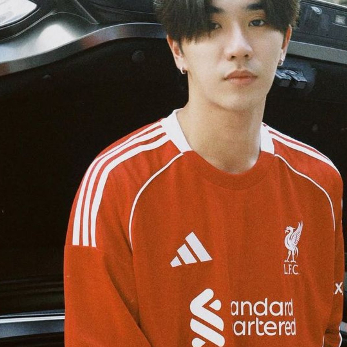 itsnnnie's tweet photo. Liverpool’s Number 9 x Mercedes’ Prince(s) 

Perth, striker nomor 9 Liverpool yang isi otaknya cuma gol dan Ferrari, terpaksa satu frame bareng Santa, Mercedes' Prince(s) yang super sinis. Pertemuan dua dunia yang bikin internet gempar karena "katanya cocok".

#PerthSanta https://t.co/dHYyUmUAJU