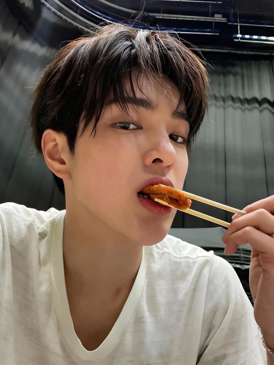 ahnkeonhopics's tweet photo. kono food selfies 🍟 

#KEONHO #건호 https://t.co/AeH8CNLedD