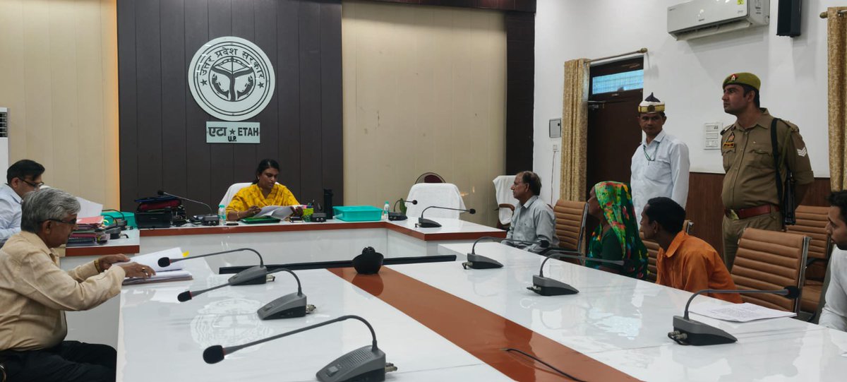 DM_Etah's tweet photo. जनता की बात, प्रशासन के साथ।
जनसुनवाई में आमजन की समस्याओं को गंभीरतापूर्वक सुनकर संबंधित अधिकारियों को प्राथमिकता के आधार पर गुणवत्तापूर्ण एवं समयबद्ध निस्तारण के निर्देश दिए गए।
#जनसुनवाई #एटा #जनसमाधान #GoodGovernance #DistrictEtah
@CMOfficeUP @CommissionerAligarh @InfoDeptUP https://t.co/lsSlkdMsVb