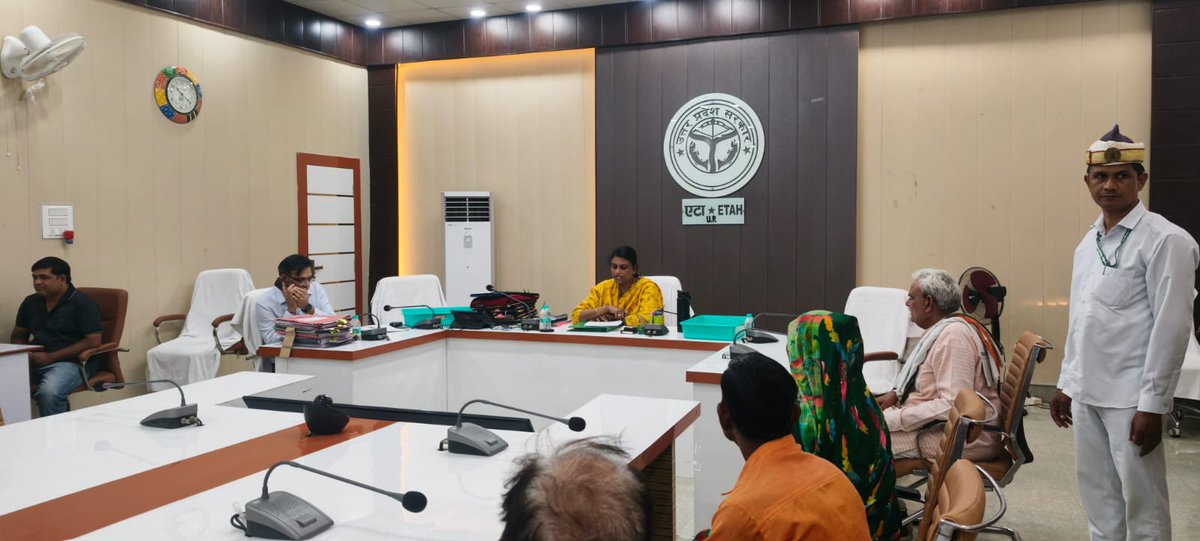 DM_Etah's tweet photo. जनता की बात, प्रशासन के साथ।
जनसुनवाई में आमजन की समस्याओं को गंभीरतापूर्वक सुनकर संबंधित अधिकारियों को प्राथमिकता के आधार पर गुणवत्तापूर्ण एवं समयबद्ध निस्तारण के निर्देश दिए गए।
#जनसुनवाई #एटा #जनसमाधान #GoodGovernance #DistrictEtah
@CMOfficeUP @CommissionerAligarh @InfoDeptUP https://t.co/lsSlkdMsVb