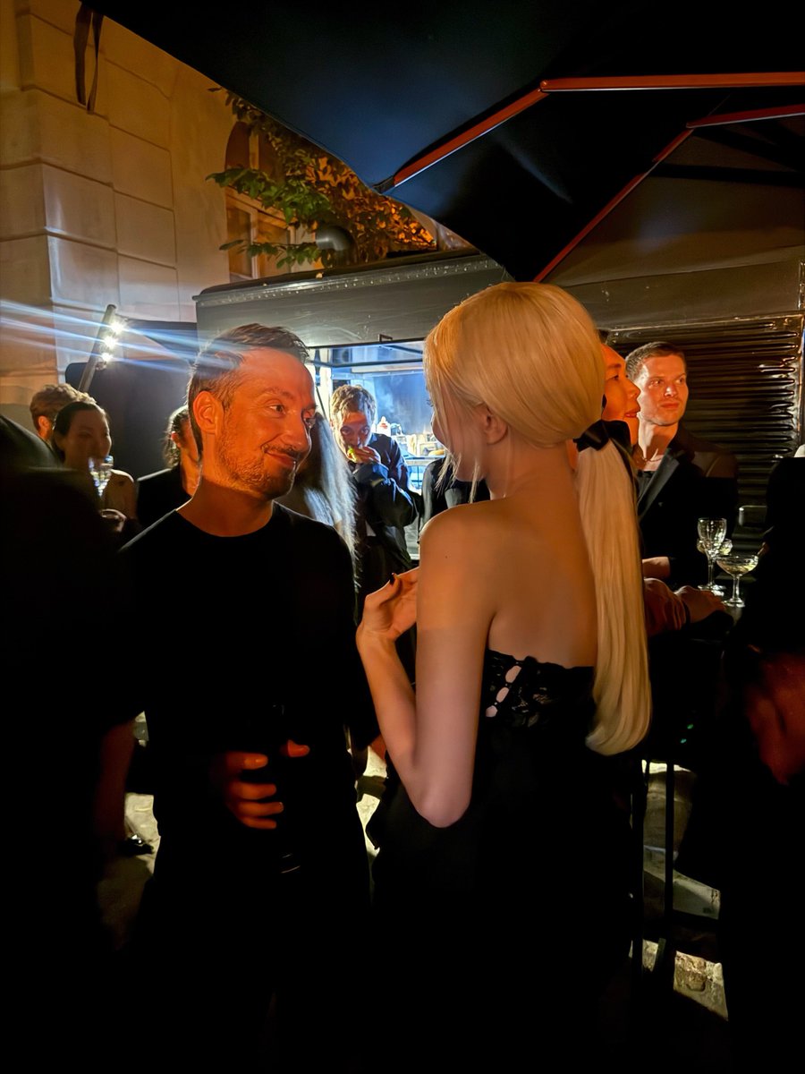 roseannepics's tweet photo. ROSÉ AND ANTHONY https://t.co/SQwflRxIBp