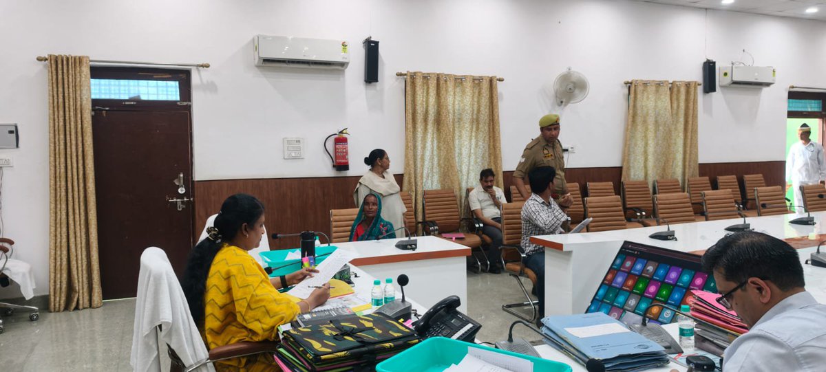 DM_Etah's tweet photo. जनता की बात, प्रशासन के साथ।
जनसुनवाई में आमजन की समस्याओं को गंभीरतापूर्वक सुनकर संबंधित अधिकारियों को प्राथमिकता के आधार पर गुणवत्तापूर्ण एवं समयबद्ध निस्तारण के निर्देश दिए गए।
#जनसुनवाई #एटा #जनसमाधान #GoodGovernance #DistrictEtah
@CMOfficeUP @CommissionerAligarh @InfoDeptUP https://t.co/lsSlkdMsVb