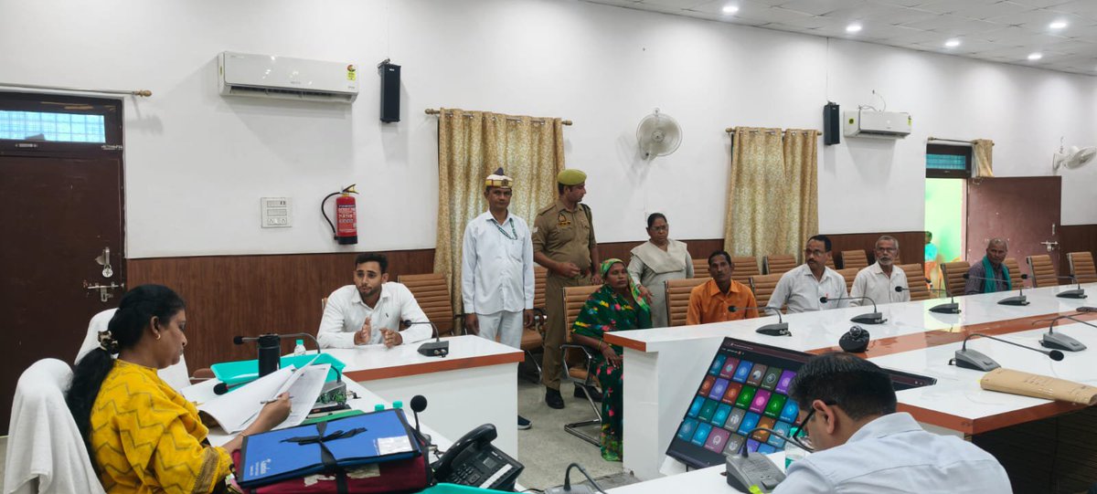 DM_Etah's tweet photo. जनता की बात, प्रशासन के साथ।
जनसुनवाई में आमजन की समस्याओं को गंभीरतापूर्वक सुनकर संबंधित अधिकारियों को प्राथमिकता के आधार पर गुणवत्तापूर्ण एवं समयबद्ध निस्तारण के निर्देश दिए गए।
#जनसुनवाई #एटा #जनसमाधान #GoodGovernance #DistrictEtah
@CMOfficeUP @CommissionerAligarh @InfoDeptUP https://t.co/lsSlkdMsVb