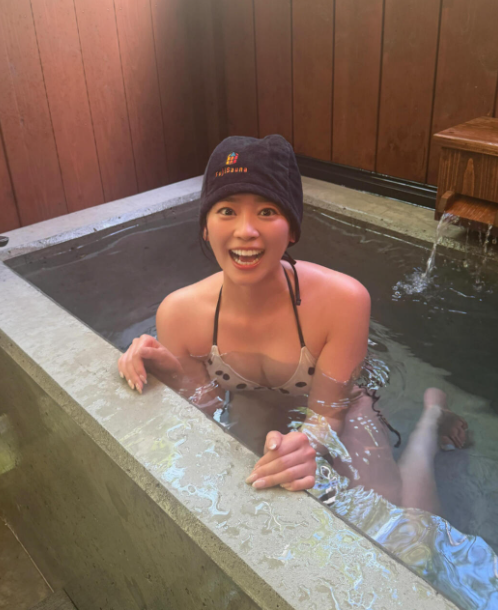 akaya_666's tweet photo. 写真集については、水着はもうあきらめたから達観した感じで見てるけど、、、バーベキューもサウナも、水着になるチャンスはあったはずなのになぁと。。 https://t.co/Uw7MPRCXaI