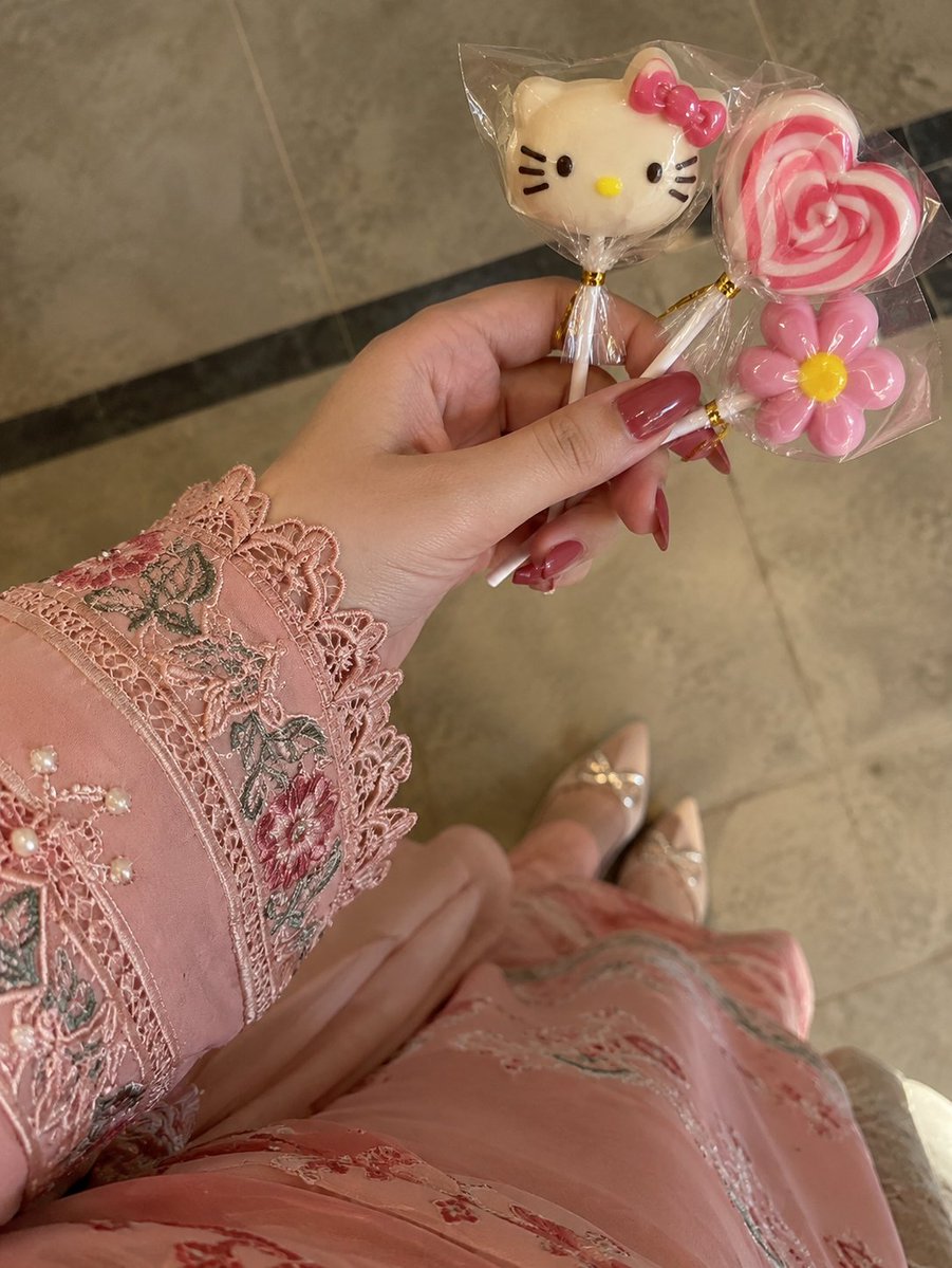 ItsRubiology's tweet photo. Dear @HotstarReality , My Male Friend Bought me these lollipops and i feel overwhelmed.  There was no sense of Harassment or vulgarity in this. Please Refrain this arguments and Take proper stand for #Qazitouqeer.. Its really easy for women to destroy man's image.  #BB20 https://t.co/TcT76Nqbue