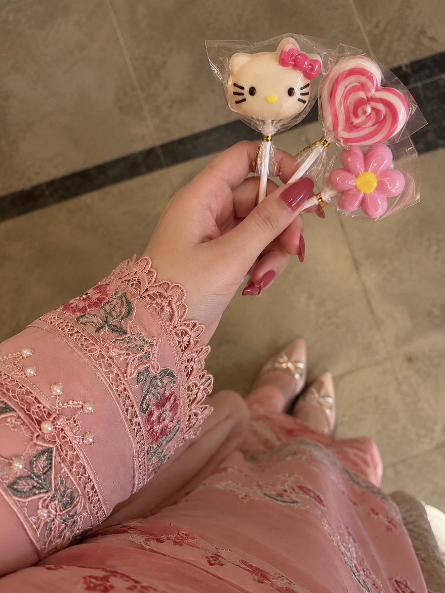 ItsRubiology's tweet photo. Dear @HotstarReality , My Male Friend Bought me these lollipops and i feel overwhelmed.  There was no sense of Harassment or vulgarity in this. Please Refrain this arguments and Take proper stand for #Qazitouqeer.. Its really easy for women to destroy man's image.  #BB20 https://t.co/TcT76Nqbue
