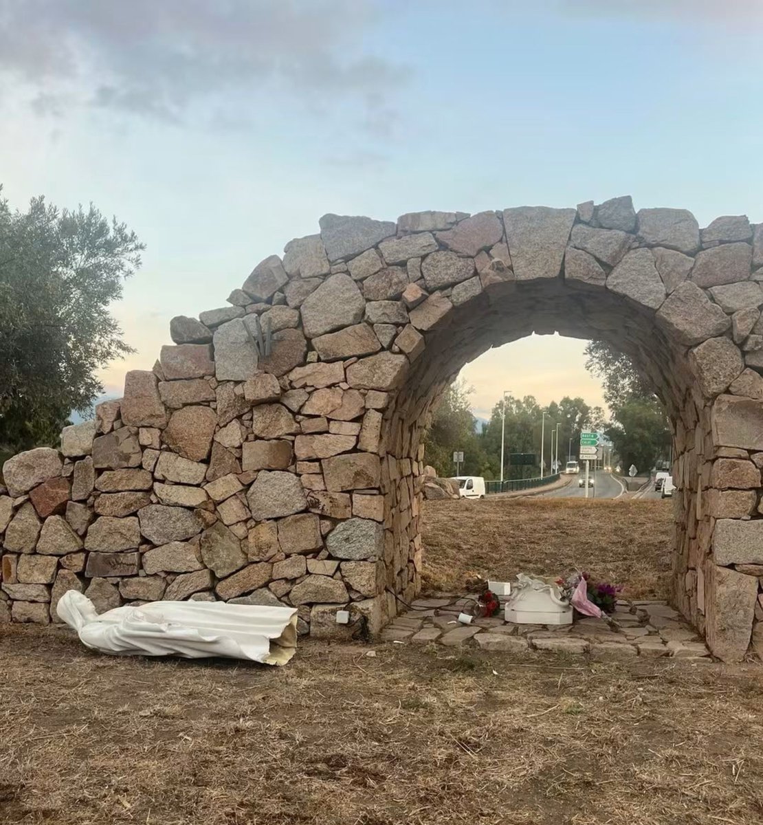 coreinfronte's tweet photo. CUMUNICATU SIZZIONI PORTIVECHJU 

BASTA !
Hè una mani vituperia chì hà sciappatu a statua di a Verghjini Maria post’à l’intrata di Portivechju.

Hè un’offesa à noi, paisani di quinci, chì purtemu a Santa Verghjini comu mamma prutritrici di a Corsica.

Quiddu chi l’hà fattu, quiddi chì l’hani aiutatu ùn sò disgraziati. Sò di sta rubbaccia chi ùn hani nisciun rispettu par ciò chì purtemu comu cultura. 
Ùn hani nisciun rispettu par u populu corsu.

Di pettu à sta nova pruvucazzioni, mughjemu incù rabbia chì sti rubacci sighini alluntanati di a noscia cità, di u nosciu paesu.

HÈ ORA DI LAMPÀ LI FORA !