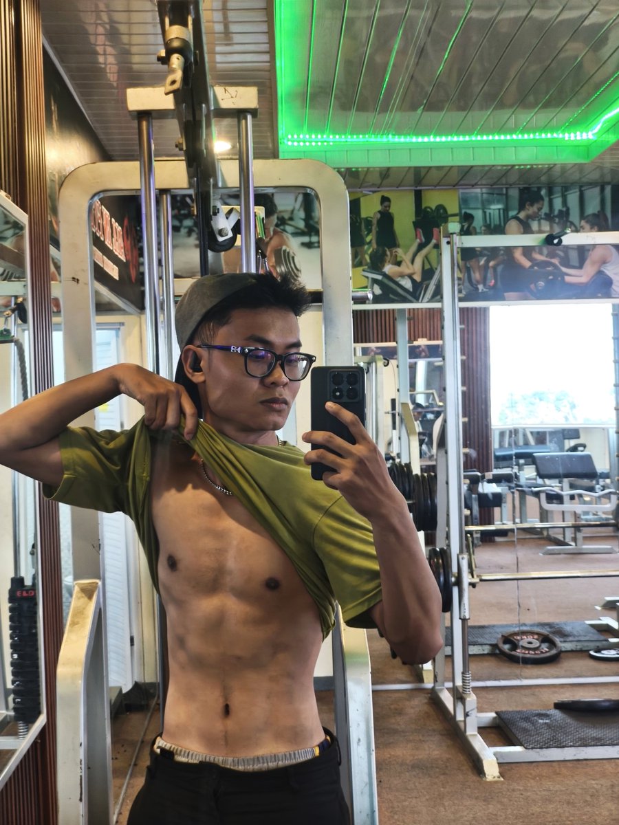 GansKuro's tweet photo. leg day tpi yg di flex upper wkkw https://t.co/Vmod9FHtYw