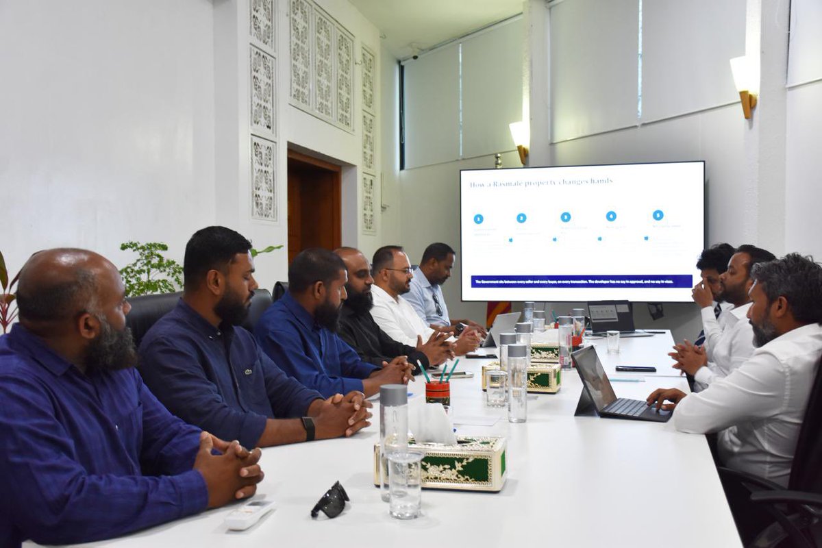 AdhaalathOffice's tweet photo. ދިވެހި ސަރުކާރުން ކުރިއަށްގެންދާ ރަސްމާލެ ރިޔަލްއެސްޓޭޓް ޑިވެލޮޕްމަންޓް ޒޯން މަޝްރޫޢާ ގުޅިގެން ޢަދާލަތު ޕާޓީގެ ފަރާތުން ސާފުކުރަން ބޭނުންވާ މުހިންމު ކަންކަން އޮޅުންފިލުވުމަށްޓަކައި، ޕާޓީގެ ރައީސް އައްޝައިޚް މުޙައްމަދު ޝިފާންގެ އިތުރުން އިސް ލީޑާރޝިޕުން  މިނިސްޓަރ އޮފް އިންފްރާސްޓްރަކްޗަރ، ހައުސިންގ އެންޑް އަރބަން ޑިވެލޮޕްމެންޓް ޑރ. ޢަބްދުالله މުއްޠަލިބާ ބައްދަލުކުރައްވައިފި.