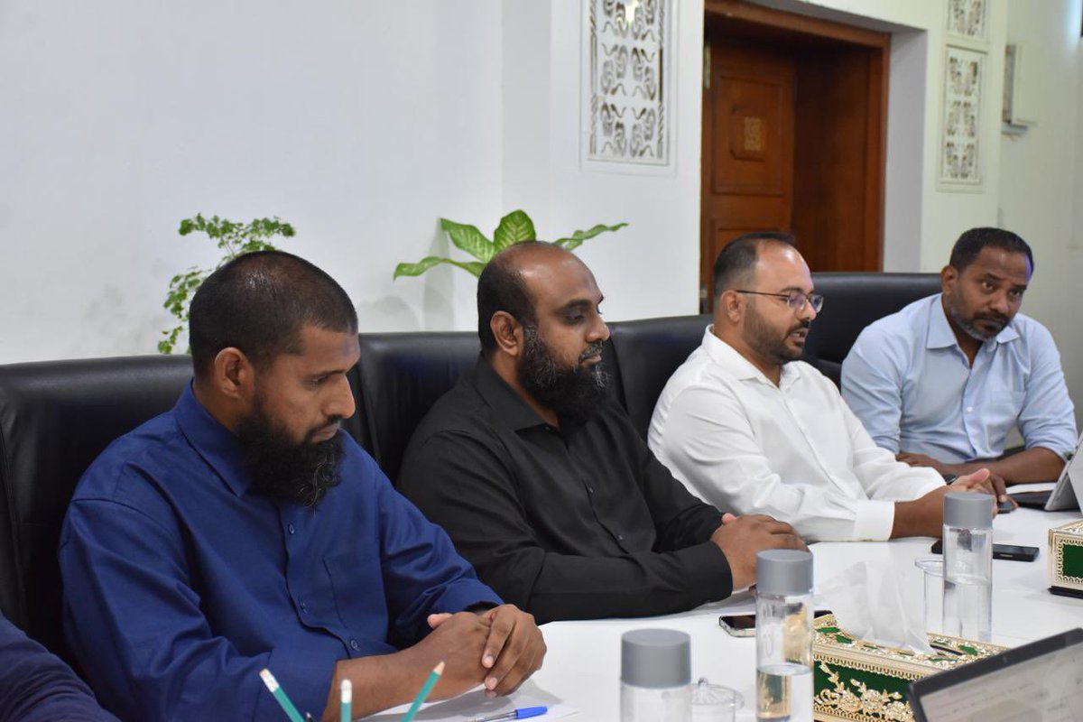 AdhaalathOffice's tweet photo. ދިވެހި ސަރުކާރުން ކުރިއަށްގެންދާ ރަސްމާލެ ރިޔަލްއެސްޓޭޓް ޑިވެލޮޕްމަންޓް ޒޯން މަޝްރޫޢާ ގުޅިގެން ޢަދާލަތު ޕާޓީގެ ފަރާތުން ސާފުކުރަން ބޭނުންވާ މުހިންމު ކަންކަން އޮޅުންފިލުވުމަށްޓަކައި، ޕާޓީގެ ރައީސް އައްޝައިޚް މުޙައްމަދު ޝިފާންގެ އިތުރުން އިސް ލީޑާރޝިޕުން  މިނިސްޓަރ އޮފް އިންފްރާސްޓްރަކްޗަރ، ހައުސިންގ އެންޑް އަރބަން ޑިވެލޮޕްމެންޓް ޑރ. ޢަބްދުالله މުއްޠަލިބާ ބައްދަލުކުރައްވައިފި.