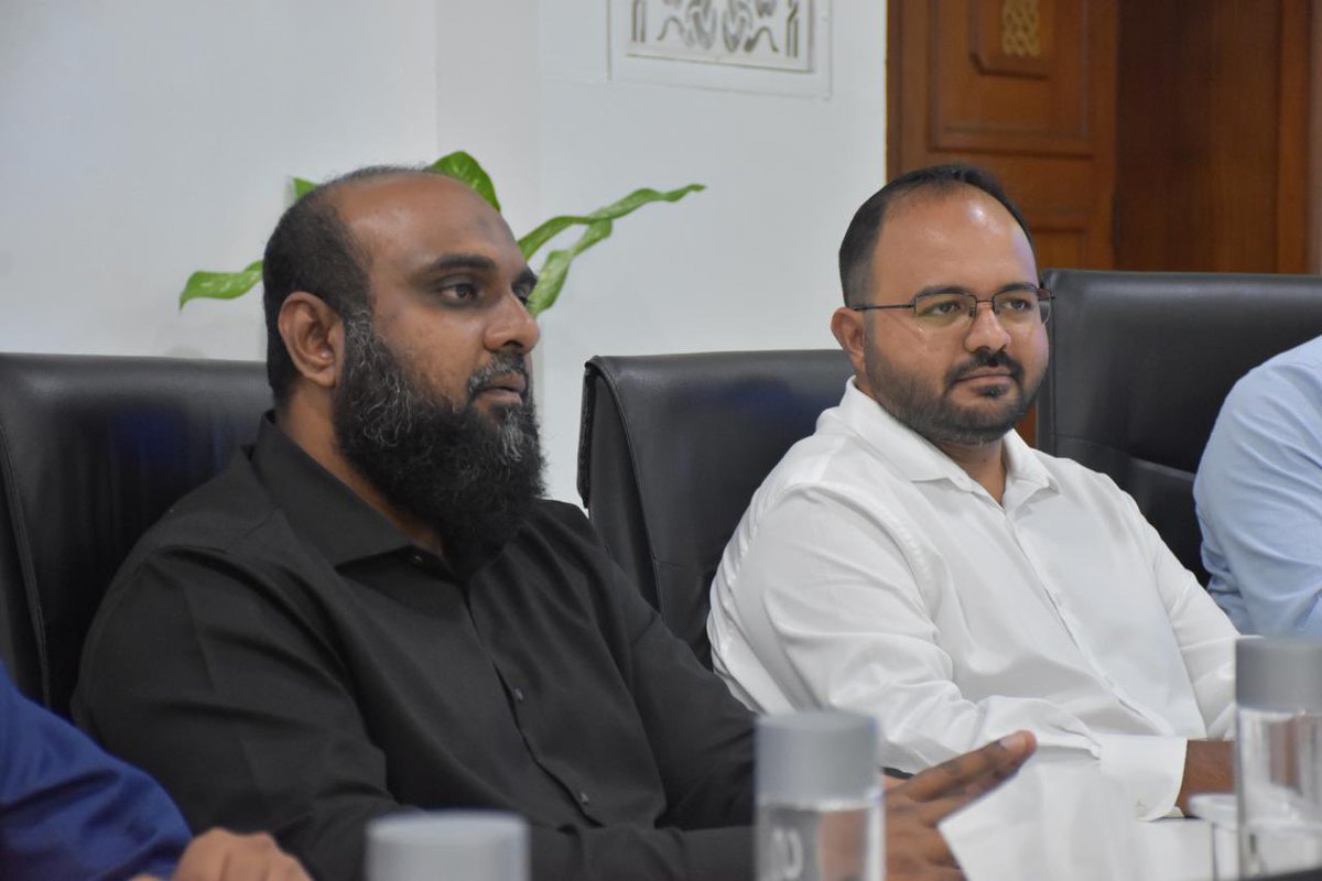 AdhaalathOffice's tweet photo. ދިވެހި ސަރުކާރުން ކުރިއަށްގެންދާ ރަސްމާލެ ރިޔަލްއެސްޓޭޓް ޑިވެލޮޕްމަންޓް ޒޯން މަޝްރޫޢާ ގުޅިގެން ޢަދާލަތު ޕާޓީގެ ފަރާތުން ސާފުކުރަން ބޭނުންވާ މުހިންމު ކަންކަން އޮޅުންފިލުވުމަށްޓަކައި، ޕާޓީގެ ރައީސް އައްޝައިޚް މުޙައްމަދު ޝިފާންގެ އިތުރުން އިސް ލީޑާރޝިޕުން  މިނިސްޓަރ އޮފް އިންފްރާސްޓްރަކްޗަރ، ހައުސިންގ އެންޑް އަރބަން ޑިވެލޮޕްމެންޓް ޑރ. ޢަބްދުالله މުއްޠަލިބާ ބައްދަލުކުރައްވައިފި.