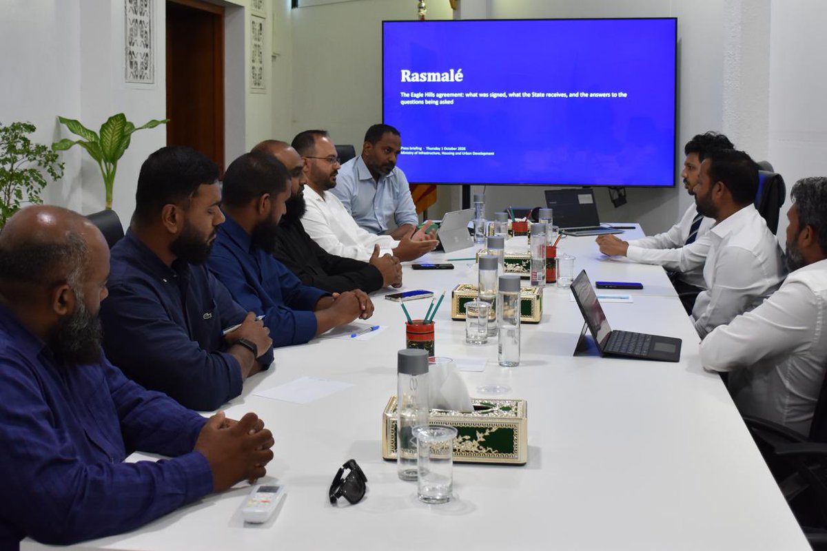 AdhaalathOffice's tweet photo. ދިވެހި ސަރުކާރުން ކުރިއަށްގެންދާ ރަސްމާލެ ރިޔަލްއެސްޓޭޓް ޑިވެލޮޕްމަންޓް ޒޯން މަޝްރޫޢާ ގުޅިގެން ޢަދާލަތު ޕާޓީގެ ފަރާތުން ސާފުކުރަން ބޭނުންވާ މުހިންމު ކަންކަން އޮޅުންފިލުވުމަށްޓަކައި، ޕާޓީގެ ރައީސް އައްޝައިޚް މުޙައްމަދު ޝިފާންގެ އިތުރުން އިސް ލީޑާރޝިޕުން  މިނިސްޓަރ އޮފް އިންފްރާސްޓްރަކްޗަރ، ހައުސިންގ އެންޑް އަރބަން ޑިވެލޮޕްމެންޓް ޑރ. ޢަބްދުالله މުއްޠަލިބާ ބައްދަލުކުރައްވައިފި.