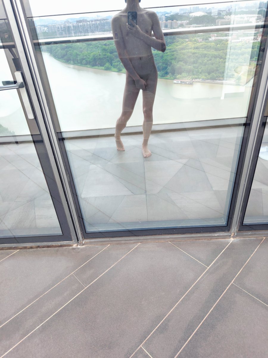 Kawaiine1216's tweet photo. 阳台露出，好害羞꒰* ॢꈍ◡ꈍ ॢ꒱✿
#露出 #野裸 #无毛 https://t.co/hann40mVak