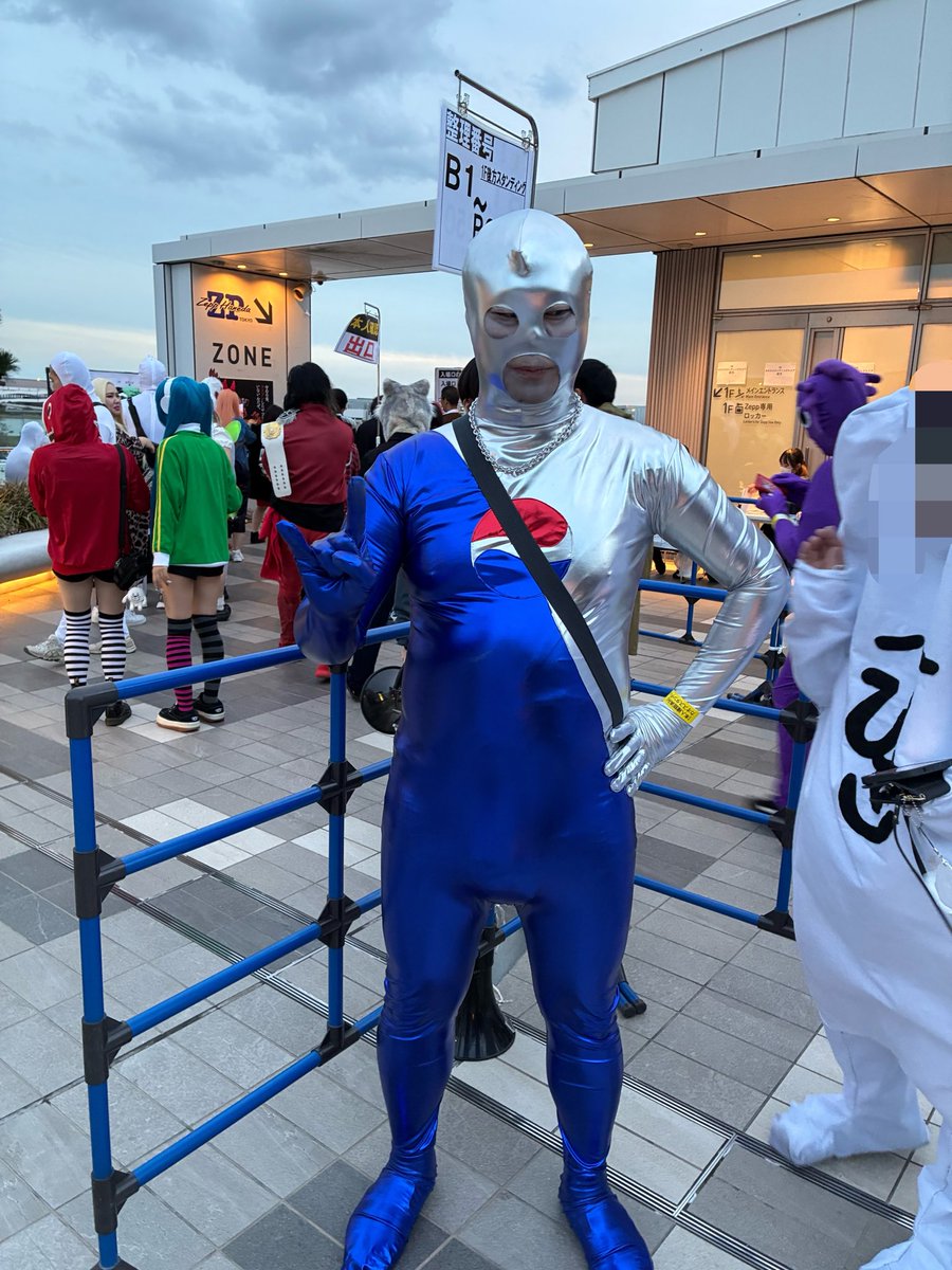RED_Apple666's tweet photo. zepp hanedaに来たのは去年のホルモン×コスプレ地獄以来なんだけども、とりあえずトイレで全身タイツ脱がずにウンコできるだけでストレスがない https://t.co/mFKkmNmpZj