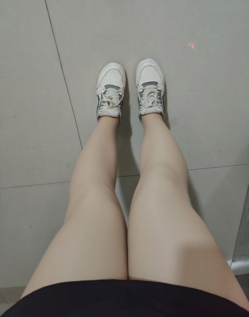 madmailler's tweet photo. 昨晚洗完澡有点凉就穿了条光腿神器上搭了件盖臀的t恤刷了半天视频，刷视频刷的突然想起来忘了给车充电了就直接起来下去给车充电了，完全忘了常服状态下还只穿了光腿神器，因为日常这么穿已经无感了，可能也是因为晚上光线不清楚大多数人都没看清，写不了了，放评论区了 #男娘 #伪娘 #郑州cd #郑州男娘 https://t.co/l94Gf8JVFz