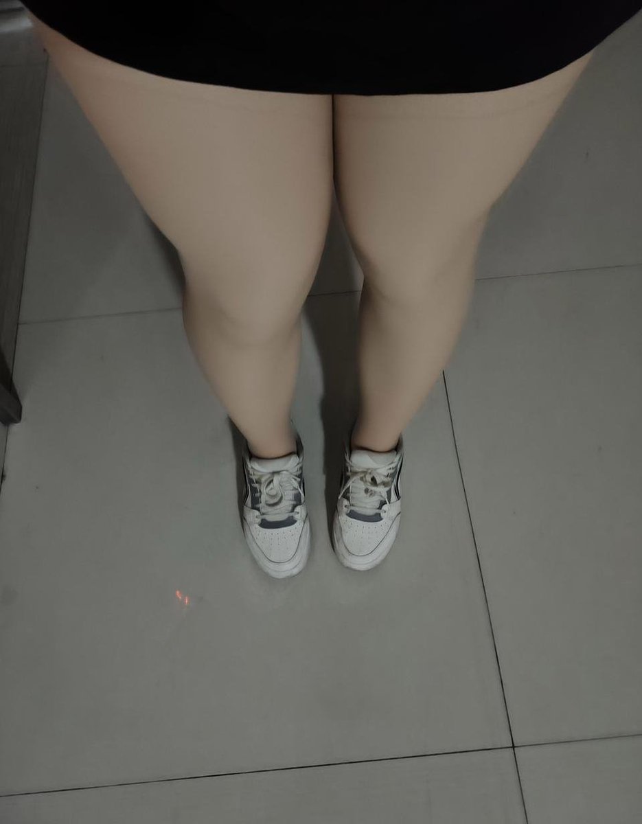 madmailler's tweet photo. 昨晚洗完澡有点凉就穿了条光腿神器上搭了件盖臀的t恤刷了半天视频，刷视频刷的突然想起来忘了给车充电了就直接起来下去给车充电了，完全忘了常服状态下还只穿了光腿神器，因为日常这么穿已经无感了，可能也是因为晚上光线不清楚大多数人都没看清，写不了了，放评论区了 #男娘 #伪娘 #郑州cd #郑州男娘 https://t.co/l94Gf8JVFz