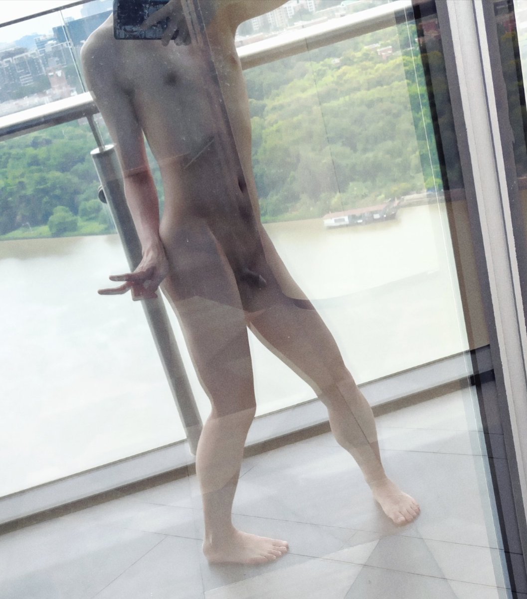 Kawaiine1216's tweet photo. 阳台露出，好害羞꒰* ॢꈍ◡ꈍ ॢ꒱✿
#露出 #野裸 #无毛 https://t.co/hann40mVak