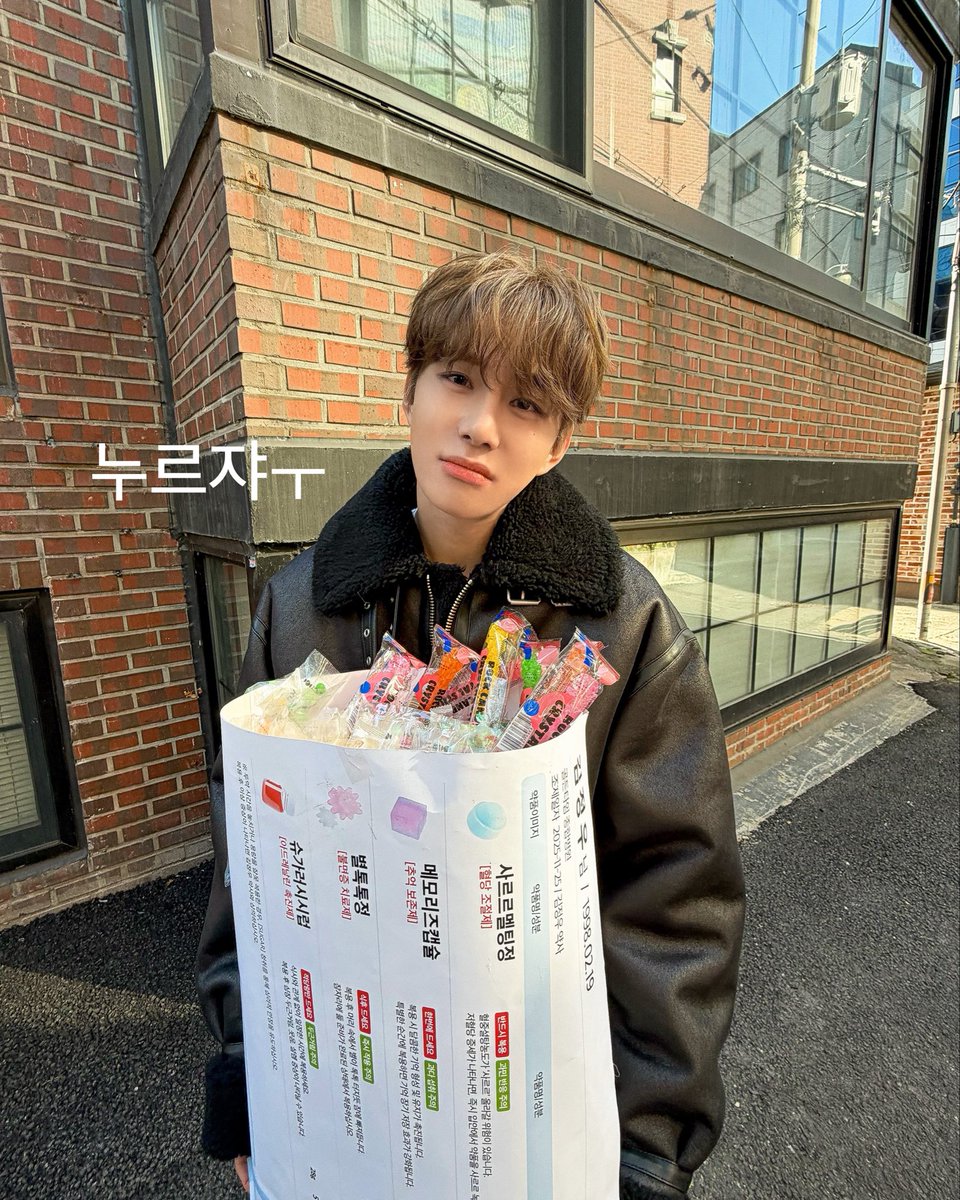 kkongnya_'s tweet photo. 헐 지금 알았네요ㅠ 여러분 저희 같이 하트 눌러요ㅜ

멜론 들어가서 우측 맨하단에 더보기 클릭.
-> 감상 카테고리에 있는 Global k-chart 클릭.
-> 들어가서 nct127 옆에있는 하트 누르기.

진짜 그냥 하트 누르기만 하면되네요! 같이 광클해요!
칠푸딩들 저희 우리칠 상타는 거 봅시다!! https://t.co/AGeZmLhS14