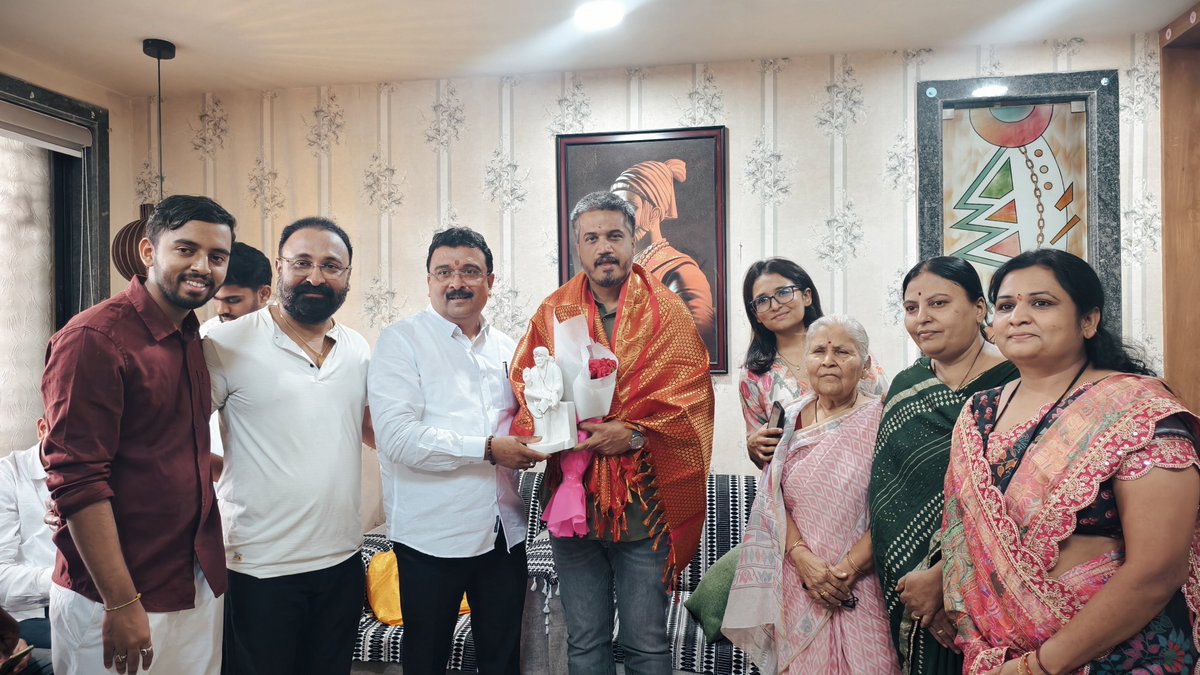 RohitPawarOffic's tweet photo. आ.रोहितदादा पवार यांनी कोपरगाव (अहिल्यानगर) येथे राष्ट्रवादी काँग्रेस पार्टी (शरदचंद्र पवार)चे अहिल्यानगर जिल्हाध्यक्ष ॲड. संदीप वर्पे यांच्या निवासस्थानी सदिच्छा भेट दिली.

यावेळी कार्यकर्त्यांशी संवाद साधत विविध विषयांवर सविस्तर चर्चा केली. तसेच, सामाजिक कार्यकर्ते आणि इतर पक्षांतील कार्यकर्त्यांनी राष्ट्रवादी काँग्रेस पार्टी (शरदचंद्र पवार)मध्ये प्रवेश केला. आ. रोहितदादा पवार यांनी त्यांचे पक्षात स्वागत केले. यावेळी स्थानिक पदाधिकारी व सहकारी कार्यकर्ते उपस्थित होते.