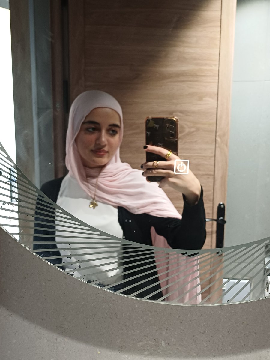 sebaobeidatt's tweet photo. Third picture is a really sweet memory from a friend back in my 16th bday, i remember being so happy abt it https://t.co/SPfEU0l2qs