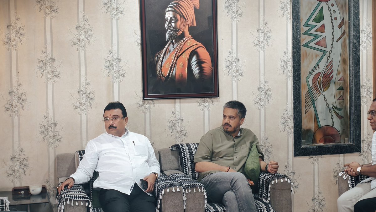 RohitPawarOffic's tweet photo. आ.रोहितदादा पवार यांनी कोपरगाव (अहिल्यानगर) येथे राष्ट्रवादी काँग्रेस पार्टी (शरदचंद्र पवार)चे अहिल्यानगर जिल्हाध्यक्ष ॲड. संदीप वर्पे यांच्या निवासस्थानी सदिच्छा भेट दिली.

यावेळी कार्यकर्त्यांशी संवाद साधत विविध विषयांवर सविस्तर चर्चा केली. तसेच, सामाजिक कार्यकर्ते आणि इतर पक्षांतील कार्यकर्त्यांनी राष्ट्रवादी काँग्रेस पार्टी (शरदचंद्र पवार)मध्ये प्रवेश केला. आ. रोहितदादा पवार यांनी त्यांचे पक्षात स्वागत केले. यावेळी स्थानिक पदाधिकारी व सहकारी कार्यकर्ते उपस्थित होते.