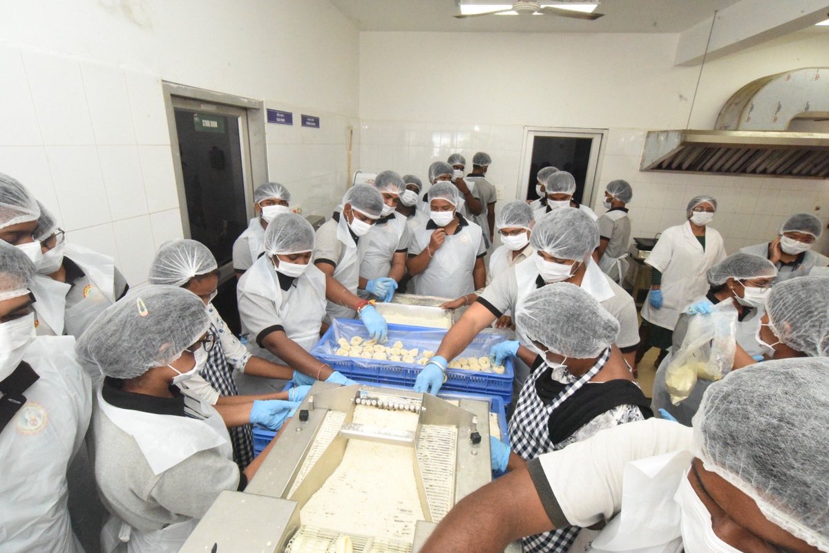 icarcift's tweet photo. 🎓 28 students from CUTM, Odisha, completed a five-day hands-on training at ICAR-CIFT, Kochi, on fish processing, laboratory techniques, analytical methods and value addition under SCSP &amp; TSP schemes.

#ICARCIFT #FishProcessing #FisheriesEducation #SkillDevelopment https://t.co/j0qLeABrVd