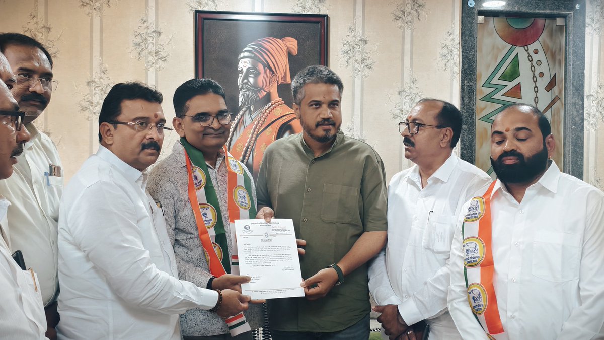 RohitPawarOffic's tweet photo. आ.रोहितदादा पवार यांनी कोपरगाव (अहिल्यानगर) येथे राष्ट्रवादी काँग्रेस पार्टी (शरदचंद्र पवार)चे अहिल्यानगर जिल्हाध्यक्ष ॲड. संदीप वर्पे यांच्या निवासस्थानी सदिच्छा भेट दिली.

यावेळी कार्यकर्त्यांशी संवाद साधत विविध विषयांवर सविस्तर चर्चा केली. तसेच, सामाजिक कार्यकर्ते आणि इतर पक्षांतील कार्यकर्त्यांनी राष्ट्रवादी काँग्रेस पार्टी (शरदचंद्र पवार)मध्ये प्रवेश केला. आ. रोहितदादा पवार यांनी त्यांचे पक्षात स्वागत केले. यावेळी स्थानिक पदाधिकारी व सहकारी कार्यकर्ते उपस्थित होते.