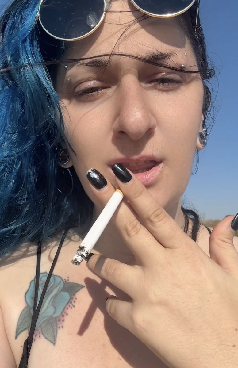 roxysf666's tweet photo. I love smoking on the beach https://t.co/8pNOVkN4Ou