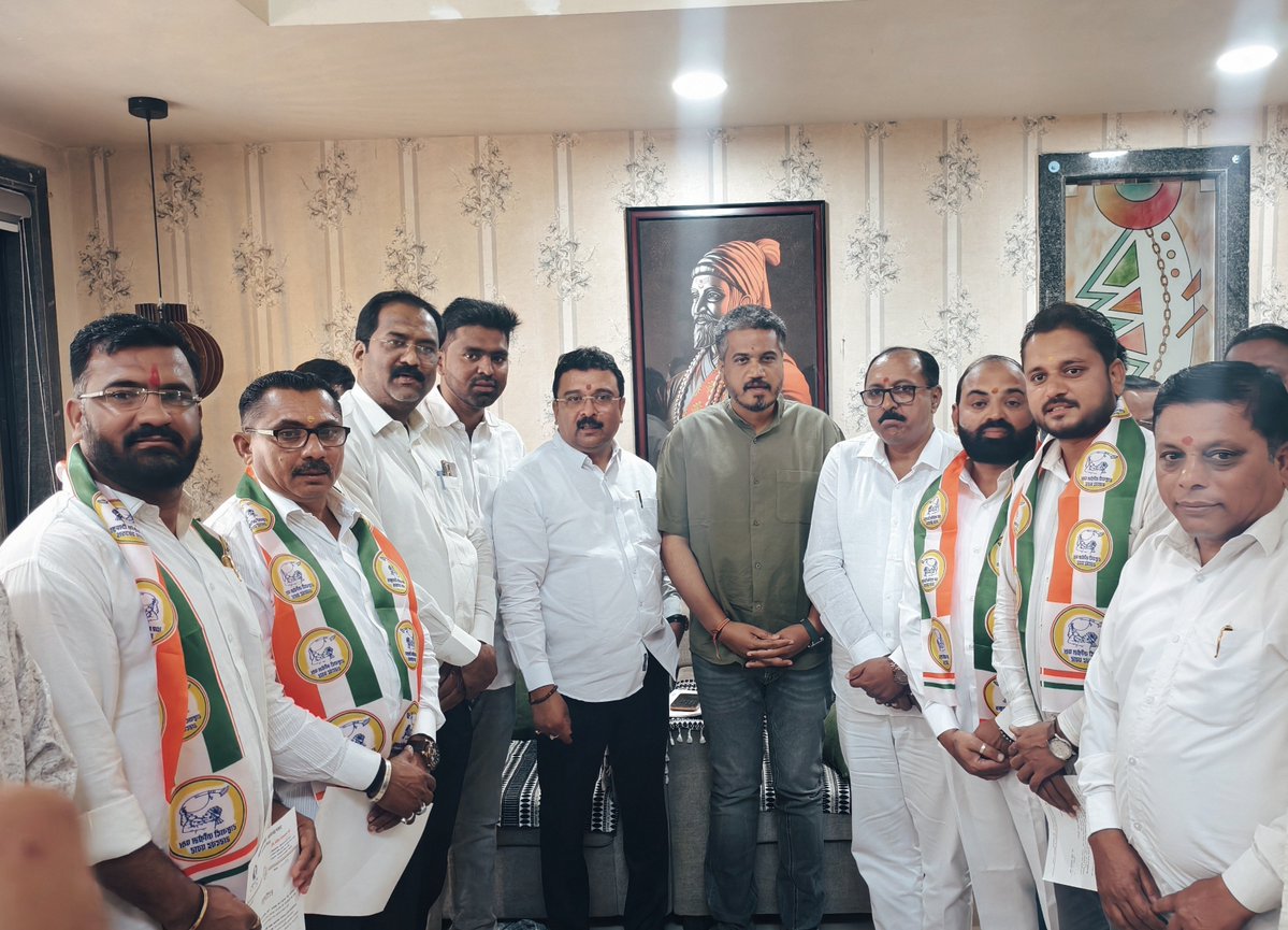 RohitPawarOffic's tweet photo. आ.रोहितदादा पवार यांनी कोपरगाव (अहिल्यानगर) येथे राष्ट्रवादी काँग्रेस पार्टी (शरदचंद्र पवार)चे अहिल्यानगर जिल्हाध्यक्ष ॲड. संदीप वर्पे यांच्या निवासस्थानी सदिच्छा भेट दिली.

यावेळी कार्यकर्त्यांशी संवाद साधत विविध विषयांवर सविस्तर चर्चा केली. तसेच, सामाजिक कार्यकर्ते आणि इतर पक्षांतील कार्यकर्त्यांनी राष्ट्रवादी काँग्रेस पार्टी (शरदचंद्र पवार)मध्ये प्रवेश केला. आ. रोहितदादा पवार यांनी त्यांचे पक्षात स्वागत केले. यावेळी स्थानिक पदाधिकारी व सहकारी कार्यकर्ते उपस्थित होते.