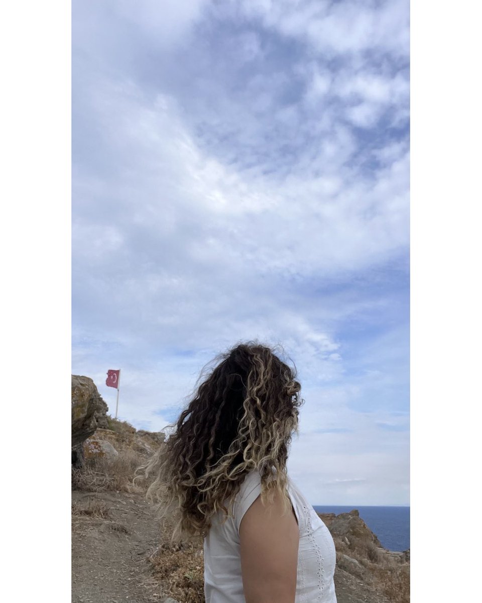 perseusha's tweet photo. Birkaç güne ne çok şey sığmış 🥹
Gün doğumu, gün batımı, taş evler, akvaryum gibi berrak sular.
Tek başıma çıktığım yolda yeni tanıdığım güzel insanlar… 🥹

Bolca yol, deniz, rüzgâr…
Koşturmaca, kaos, zaman sıkıntısı olmadan; zamanın durduğu nadir anlardan. 🤎
Canım Gökçeada… https://t.co/sgsDcRhgBm