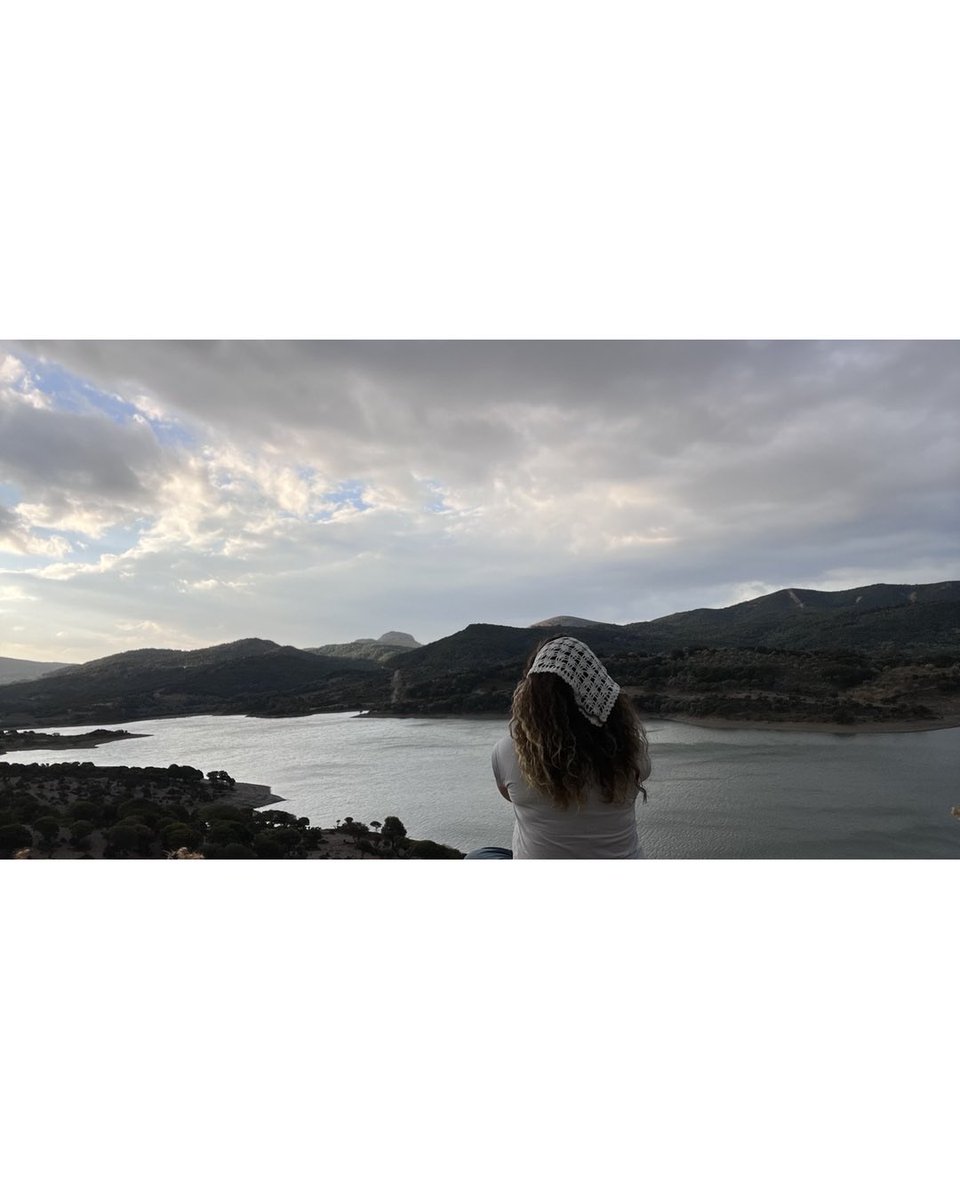 perseusha's tweet photo. Birkaç güne ne çok şey sığmış 🥹
Gün doğumu, gün batımı, taş evler, akvaryum gibi berrak sular.
Tek başıma çıktığım yolda yeni tanıdığım güzel insanlar… 🥹

Bolca yol, deniz, rüzgâr…
Koşturmaca, kaos, zaman sıkıntısı olmadan; zamanın durduğu nadir anlardan. 🤎
Canım Gökçeada… https://t.co/sgsDcRhgBm