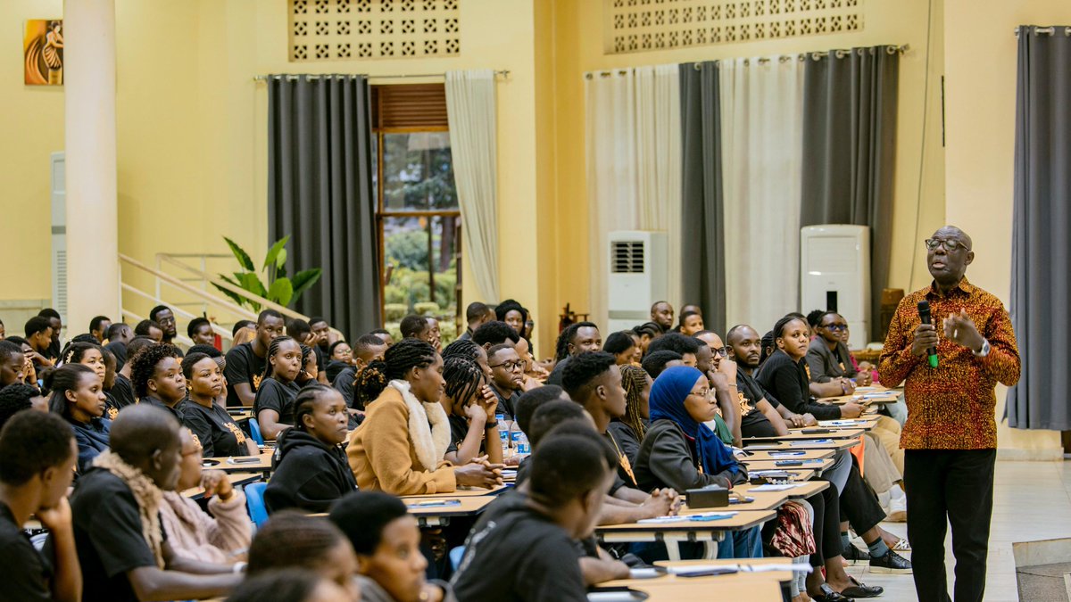 RwandaYouthArts's tweet photo. 🛑: Kurikira ubuhamya bw'umushoramari, Denis Karera waganirije ba rwiyemezamirimo bari mu mahugurwa ya #YouthConnekt na #ArtsConnekt Awards 2026; mu Kigo cy'Ubutore cya Nkumba, @BureraDistrict.

"Iyo uzi aho ujya ugatekereza binini ugerayo."

📌Link: https://t.co/6R6ZVlFv49

#SoberGen #ReadyGen