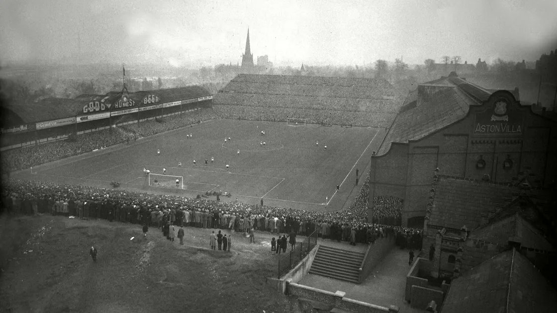 EvlGohhan56717's tweet photo. Villa Park. 
El plan de ampliación de Villa Park estaba previsto para la década de 1940. Debido a la Segunda Guerra Mundial, la grada norte nunca llegó a alcanzar el tamaño y la capacidad proyectados

#PES21 #Stadiumretro https://t.co/i2GGcnFVMS