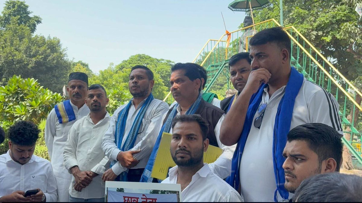 Drkuldeepbhargv's tweet photo. साथी शान मोहम्मद जी के विरुद्ध मेरठ प्रशासन द्वारा की गई जिला-बदर की कार्रवाई के विरोध में आज भीम आर्मी स्टूडेंट फेडरेशन एवं भीम आर्मी के कार्यकर्ता सड़क पर उतरे और अपनी आवाज़ लोकतांत्रिक एवं संवैधानिक तरीके से प्रशासन तक पहुँचाई।

मेरठ प्रशासन से स्पष्ट कहना है, यदि हमारी न्यायसंगत मांग पर सकारात्मक पहल नहीं की गई और शान मोहम्मद जी के विरुद्ध की गई कार्रवाई की निष्पक्ष समीक्षा नहीं हुई, तो इस मुद्दे को मेरठ तक सीमित नहीं रखा जाएगा। लोकतांत्रिक प्रक्रिया के तहत पूरे उत्तर प्रदेश में आंदोलन को व्यापक रूप दिया जाएगा।

@ccsushan @meerutpolice @UPPOLICE @DmMeerut