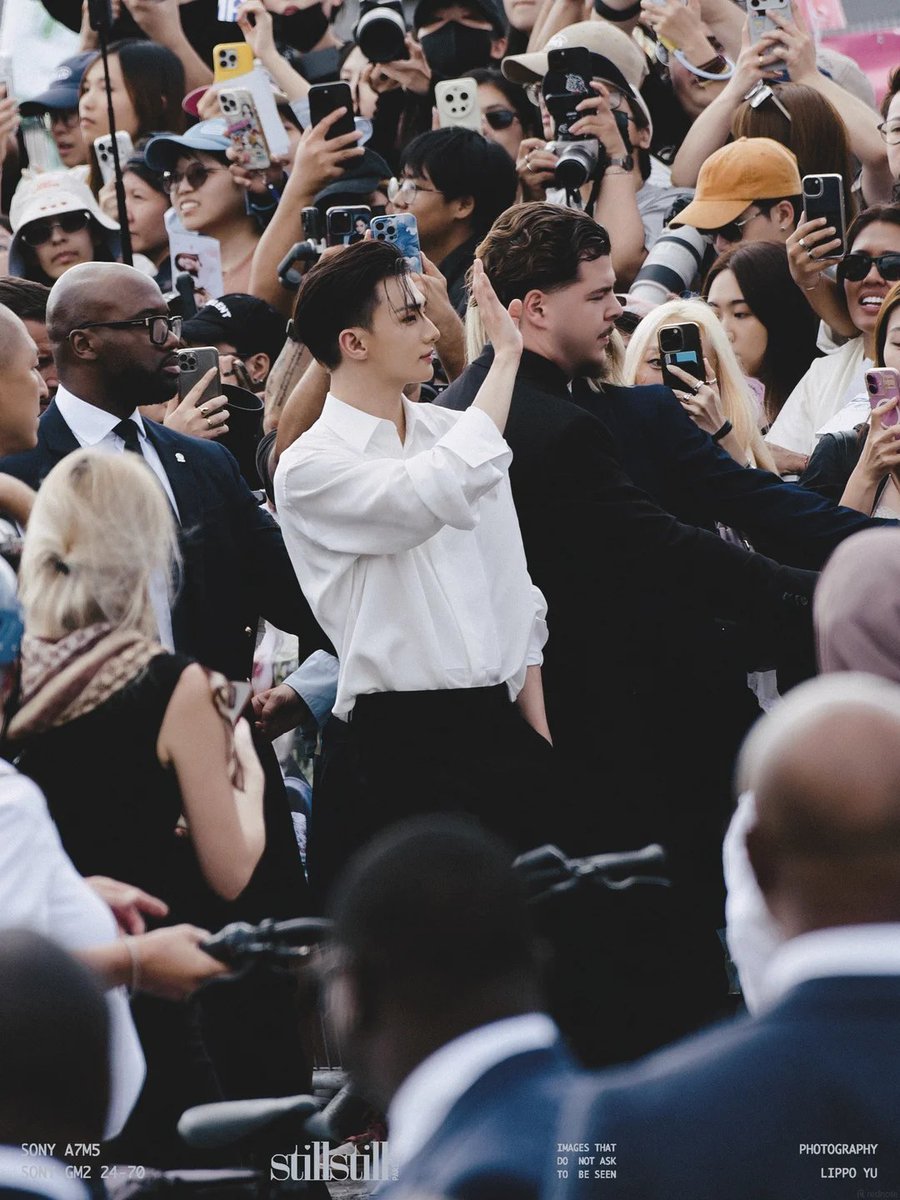 Ebo588531633078's tweet photo. Hyunjin in big crowds will always be iconic

HYUNJIN STUNS AT DIOR PFW
#Hyunjin #현진 #ヒョンジン #Dior
#DiorSummer27_HYUNJIN https://t.co/7PkDh4MDFV
