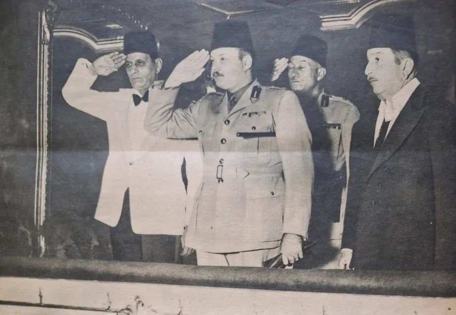 adel10s's tweet photo. 1 اكتوبر 1957 وفاة الفريق محمد حيدر محمد السيد الحيني الشهير بحيدر باشا اول رئيس مصري في تاريخ نادي الزمالك.

جدير بالذكر أنه خلافا لما يصور أن حيدر أتى للنادي بنفوذ واسع .. الحقيقة حيدر عندما أصبح وكيلا للنادي كان يشغل منصب قومندان بوليس السواري من 22 برتبة عقيد قائم مقام

حيدر باشا من مواليد ابوان بالمنيا 11 فبراير 1887 تخرج من الكلية الحربية 1909/1910 وعمل بالبوليس في السواري وتدرج بالرتب من ملازم اول في 1910 الي يوزباشي في 1912 وصولا لصاغ في 16ثم بكباشي في 19 بعدها وشغل منصب قومندان السواري من 1922 

 ثم رقي الي رتبة قائم مقام في  23 يوليو 23 ثم اميرالاي ف 26 مايو 29  ثم مدير قسم النظام والخفر ف الداخلية ثم رقي لرتبة عميد واحيل للمعاش منها وبدء رحلة صعود بدء من منصب وكيل محافظة القاهرة في سبتمبر 30 الي مدير مصلحة السجون ثم نال تربة اللواء ثم الباشوية ثم أصبح وزيرا للحربية في 47 ثم قائد عام للجيش وياور فخري للملك

و أصبح من القلائل الذي حملوا رتبة فريق في ذلك العهد عام 1943 تقريبا مرورا بمناصب مدير مصلحة السجون في 36-43 ووكيل وزارة الشؤون الاجتماعية لمصلحة السجون في 46 و وزير الدفاع الوطني 47/49 وقائد عام القوات المسلحة  فبراير - نوفمبر 1950 ثم مايو 51- يوليو 52 واشتهر عنه اعادتة ل محمد انور السادات للخدمة العسكرية .. عقب ثورة يوليو حظي بتقدير قادة الثورة ولم يتم اتخاذ أي إجراءات ضدة.

يقدم منصور فايز في كتابه ** رحلتي مع عبد الناصر شهادة مهمة لأنه كان طبيبا لعبد الناصر وكان قبل الثورة طبيبًا خاصا لحيدر باشا ووفق روايته كان حيدر يعرف بعض الضباط الأحرار أو يعرف بوجود نشاطهم

الصعيدي ابن عمدة ابوان دخل نادي الزمالك من بوابة منصب وكيل النادي في يوليو 1927 ثم وكيل اتحاد الكرة مايو 1928

 عندما توفي جورج مرزباخ رئيس النادي وقتها أصبح حيدر رئيسا لفترة انتقالية وكان بذلك الرئيس الرابع لنادي الزمالك عام 1928 والسادس بين عامي 30-52

 توج فريق الكره في عهده كرئيس للنادي ببطولات عديده من بينها 8 بطولات لكاس مصر و 14 بطوله لبطولة القاهره ايضا فريق السله توج بلقبين للدوري ولقبين لدوري القاهره وفي عهده تم تغيير اسم النادي مرتين من المختلط الي فاروق ثم من فاروق الي الزمالك 

شيعت جنازتة من ميدان التحرير في 2 اكتوبر 1957  وكان قد توفي وعمره 70 عام