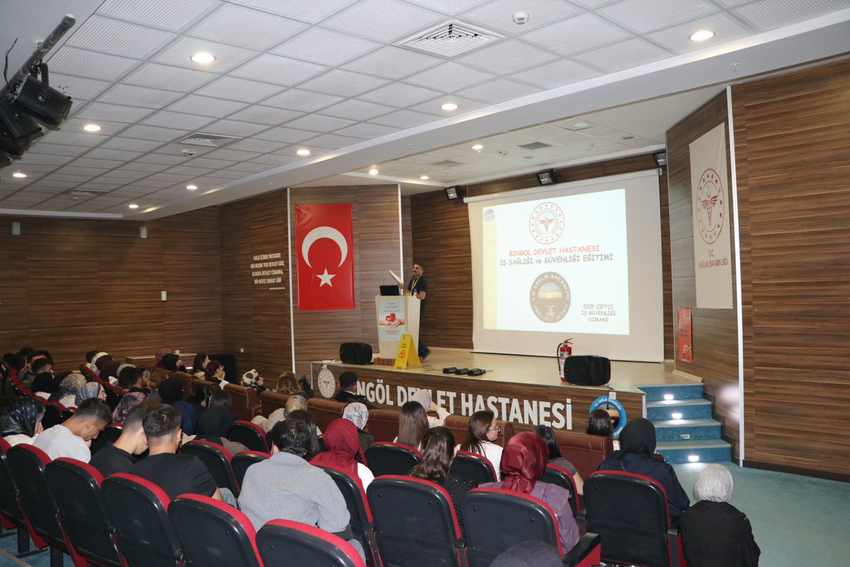 Bingol_eah's tweet photo. 2026-2027 Eğitim-Öğretim yılında hastanemizde staj yapacak olan Bingöl Üniversitesi Sağlık Hizmetleri Meslek Yüksekokulu öğrencilerimize İş Sağlığı ve Güvenliği ve Enfeksiyon Eğitimi verildi. https://t.co/YbhwsaKfce