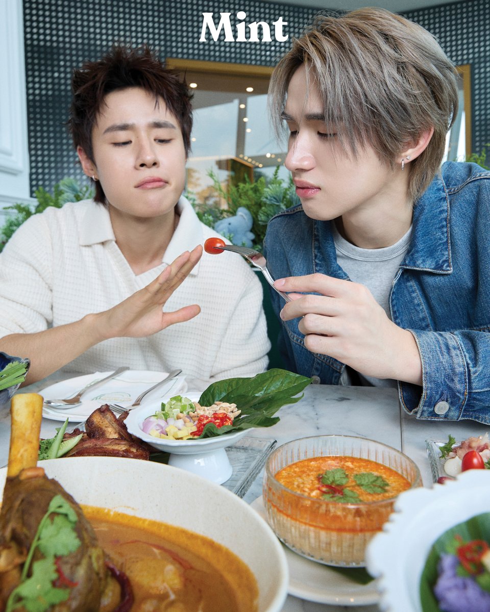 mintmag_th's tweet photo. ยิ้มทั้งวัน! ส่งภาพ ‘นัท-ฮง’ #LYKN มาอิ่มท้องกันในคอลัมน์ Mint Hang Out ใน #MintVol36 ฉบับล่าสุดที่พาทั้งคู่ไปแฮ​งค์เอ้าท์ที่ #ICONSIAM สัมผัสรสชาติหลายมิติของอาหารไทยเริ่มตั้งแต่ร้าน “KHAO SO•i” ฟินกับข้าวซอยและหลายเมนูพิเศษที่มีเฉพาะสาขานี้เท่านั้น ต่อเนื่องกับร้าน “ข้าวจานโปรด” ร้านอาหารไทยจากทีมผู้ก่อตั้ง Khao ที่มีความอร่อยไม่ธรรมดาที่บอกเลยว่าแฟน ๆ ห้ามพลาดตามรอยที่ ICONSIAM 💚

📸ชมภาพแฟชั่นเซ็ต https://t.co/SQ6LF1jSRT

#NutHongLYKNXMintHangOut
#MintVol36 #MintHangOutatICONSIAM
#nnutdann #hongshihoshi
#MintMagTH