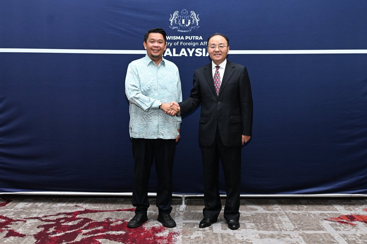 MalaysiaMFA's tweet photo. Deputy Minister of Foreign Affairs, Dato Lukanisman bin Awang Sauni, hosted a farewell luncheon in honour of H.E. Ouyang Yujing, Ambassador of the People’s Republic of China to Malaysia, who is concluding his tour of duty in Malaysia.
🇲🇾🤝🇨🇳
#WismaPutra  
#MalaysiaMADANI https://t.co/daoPgvRt5z