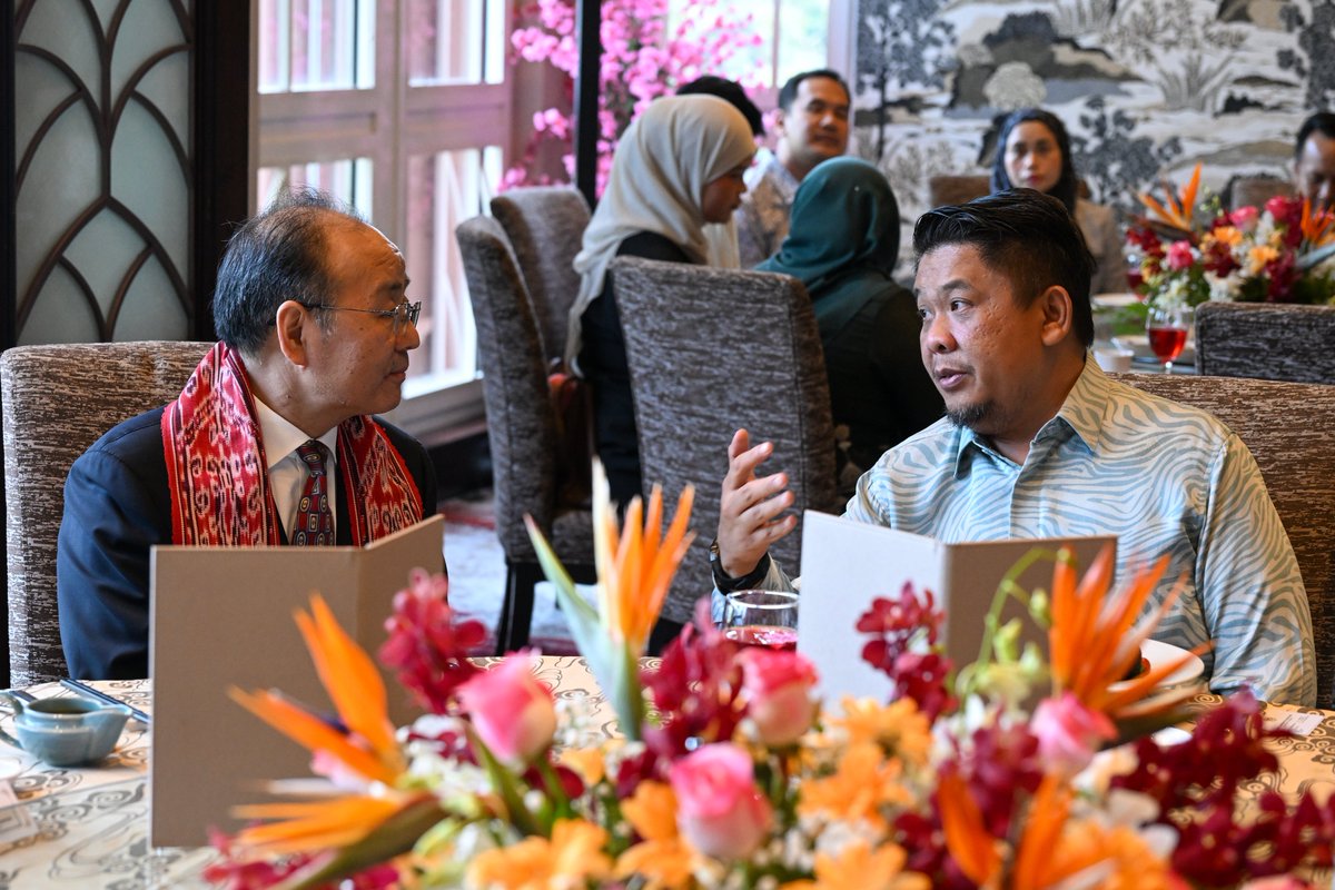 MalaysiaMFA's tweet photo. Deputy Minister of Foreign Affairs, Dato Lukanisman bin Awang Sauni, hosted a farewell luncheon in honour of H.E. Ouyang Yujing, Ambassador of the People’s Republic of China to Malaysia, who is concluding his tour of duty in Malaysia.
🇲🇾🤝🇨🇳
#WismaPutra  
#MalaysiaMADANI https://t.co/daoPgvRt5z