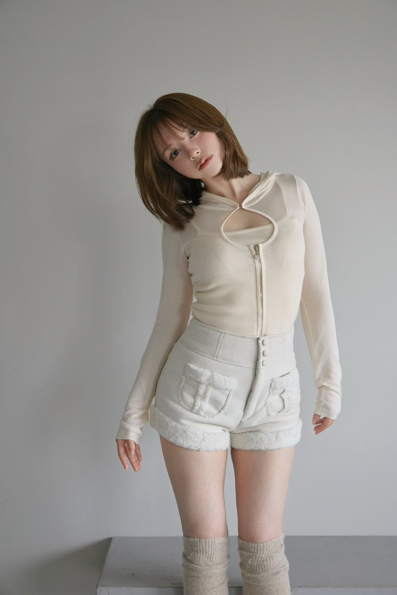 andmaryofficial's tweet photo. Mouton mini pants
color ivory/brown
¥11,000-tax in

もこもことしたムートン素材が愛らしい、シーズンムードたっぷりのミニパンツ。
裏側には全面ボアを使用し、ふんわりと暖かな履き心地に。
カットソー素材の裏地付き。

発売日10/3(土)store10:30-web20:00-
instalive10/2(金)19:00-

#andmary https://t.co/KpVaFckjp0