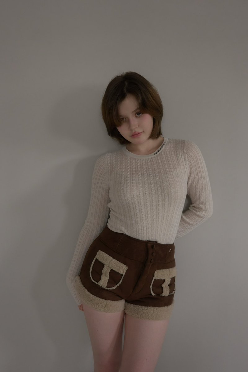 andmaryofficial's tweet photo. Mouton mini pants
color ivory/brown
¥11,000-tax in

もこもことしたムートン素材が愛らしい、シーズンムードたっぷりのミニパンツ。
裏側には全面ボアを使用し、ふんわりと暖かな履き心地に。
カットソー素材の裏地付き。

発売日10/3(土)store10:30-web20:00-
instalive10/2(金)19:00-

#andmary https://t.co/KpVaFckjp0