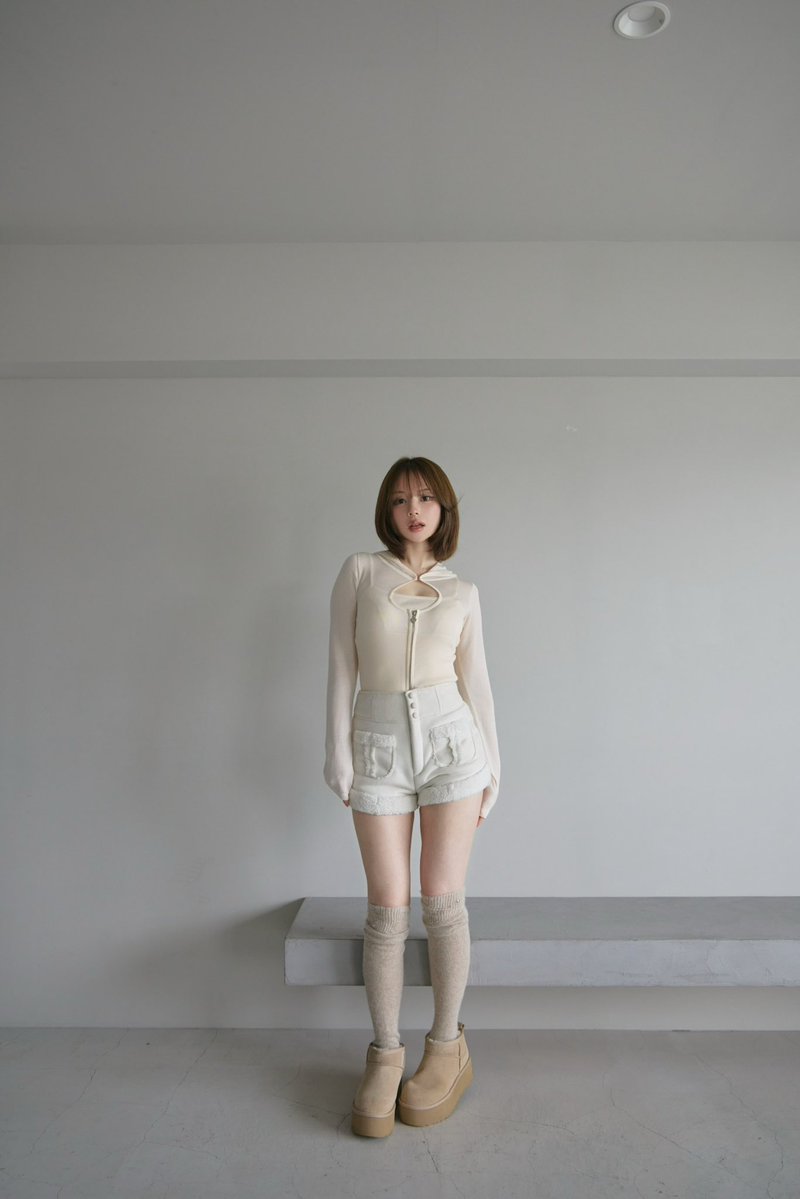 andmaryofficial's tweet photo. Mouton mini pants
color ivory/brown
¥11,000-tax in

もこもことしたムートン素材が愛らしい、シーズンムードたっぷりのミニパンツ。
裏側には全面ボアを使用し、ふんわりと暖かな履き心地に。
カットソー素材の裏地付き。

発売日10/3(土)store10:30-web20:00-
instalive10/2(金)19:00-

#andmary https://t.co/KpVaFckjp0