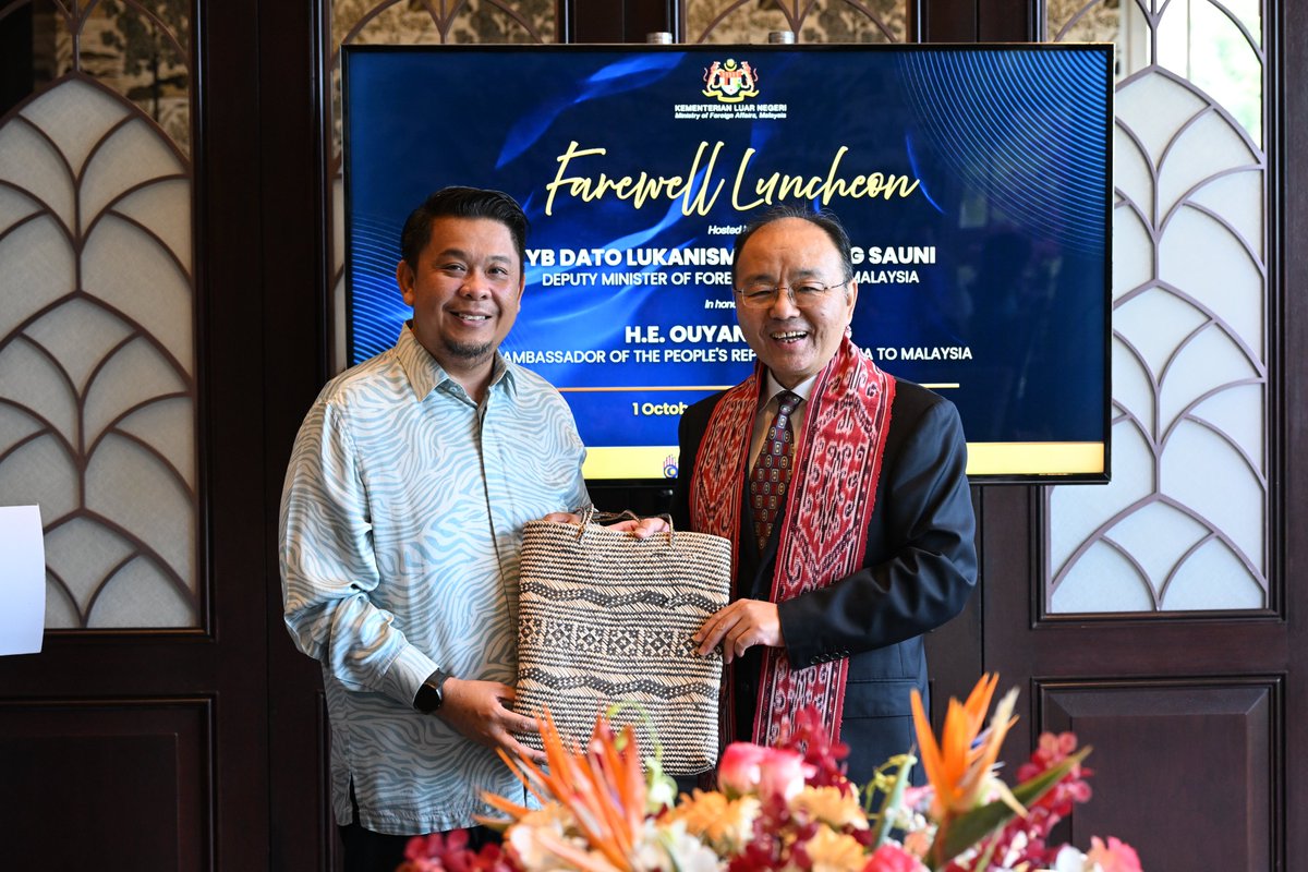 MalaysiaMFA's tweet photo. Deputy Minister of Foreign Affairs, Dato Lukanisman bin Awang Sauni, hosted a farewell luncheon in honour of H.E. Ouyang Yujing, Ambassador of the People’s Republic of China to Malaysia, who is concluding his tour of duty in Malaysia.
🇲🇾🤝🇨🇳
#WismaPutra  
#MalaysiaMADANI https://t.co/daoPgvRt5z