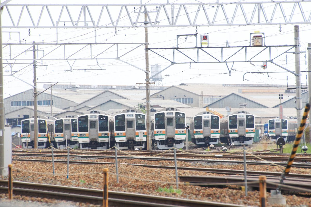 hyama5071's tweet photo. 013年5月16日の長野総合車両センター廃車置場（当時）の様子です。211系が一杯・・・。画像の左右2編成は4両です。今の廃車置場の状態なら奥のスペースも使い編成を分割すれば211系（6連）が6編成ぐらいは入りそう。 https://t.co/F6wlEPZYD0