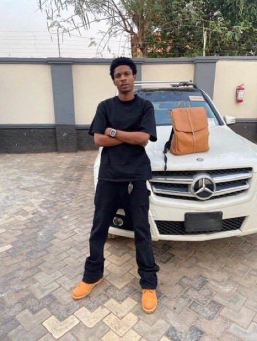 _bighussla's tweet photo. Who guide pass?

Benz boy.                   Or.                   Lexus boy. https://t.co/vUgrKE6ppd